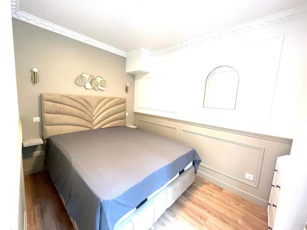een slaapkamer met een bed in een kamer bij Suite Adèle Passy in Parijs