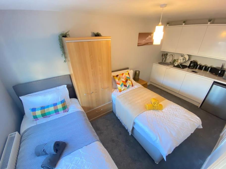 Giường trong phòng chung tại Studio Apartment in Dartford, 5mins to Stn & High Str.