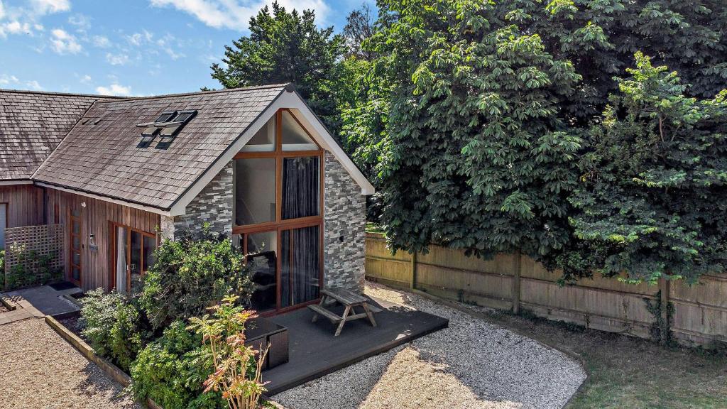 ein kleines Haus mit einem Fenster und einem Zaun in der Unterkunft Shepherd Oak in Broadwey