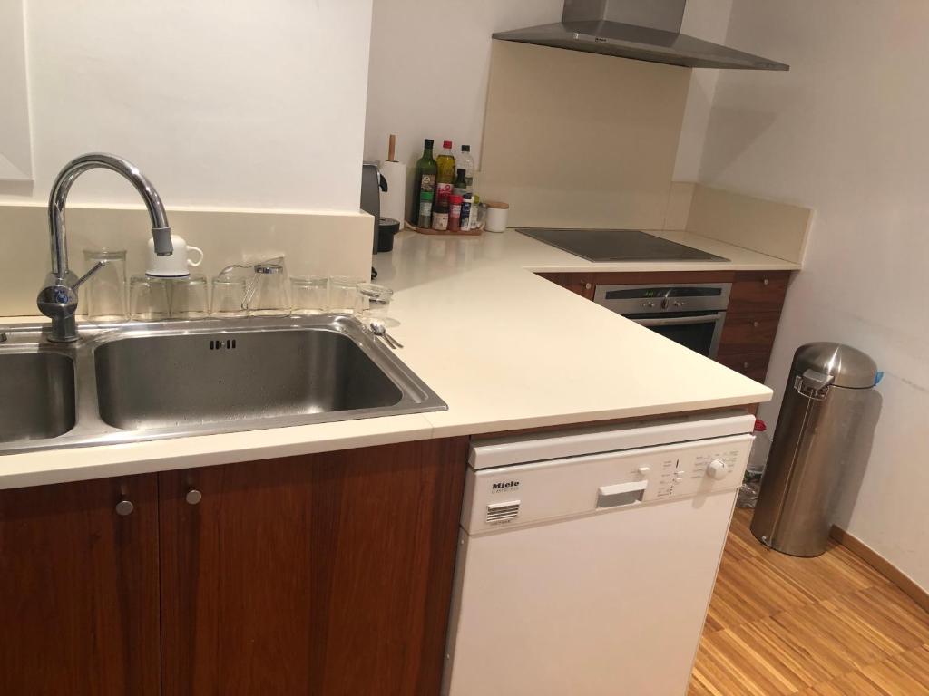 Kuchyňa alebo kuchynka v ubytovaní Apartamento en 1ª linea de mar con excepcionales vistas a la bahia en Sant Antoni de Calonge
