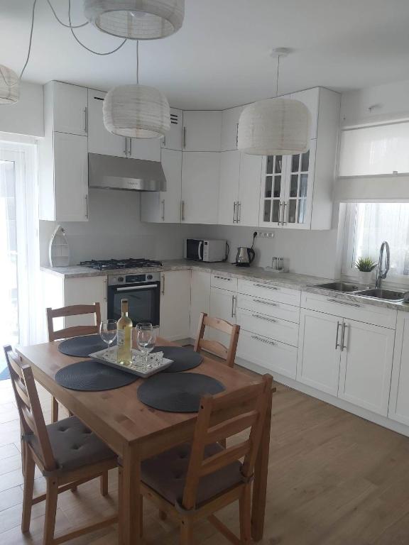 Kuchyňa alebo kuchynka v ubytovaní Nowe apartamenty Kuźnica Hel