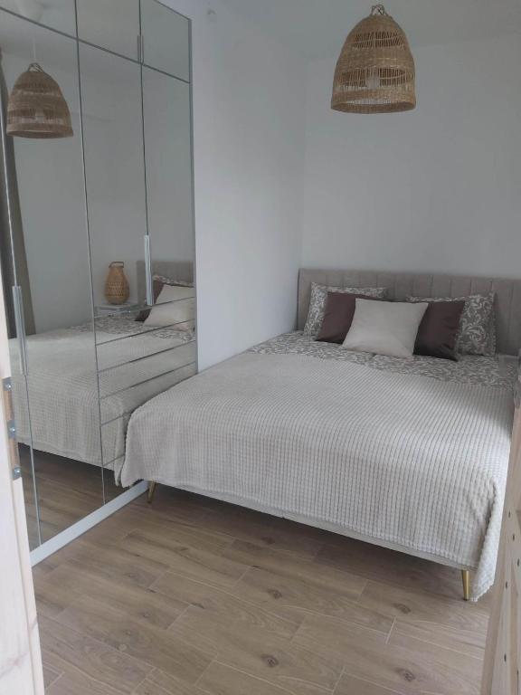 Posteľ alebo postele v izbe v ubytovaní Nowe apartamenty Kuźnica Hel