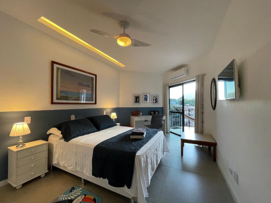 1 dormitorio con 1 cama y ventilador de techo en BestHostRio - Flat Maravilhoso Copacabana, en Río de Janeiro