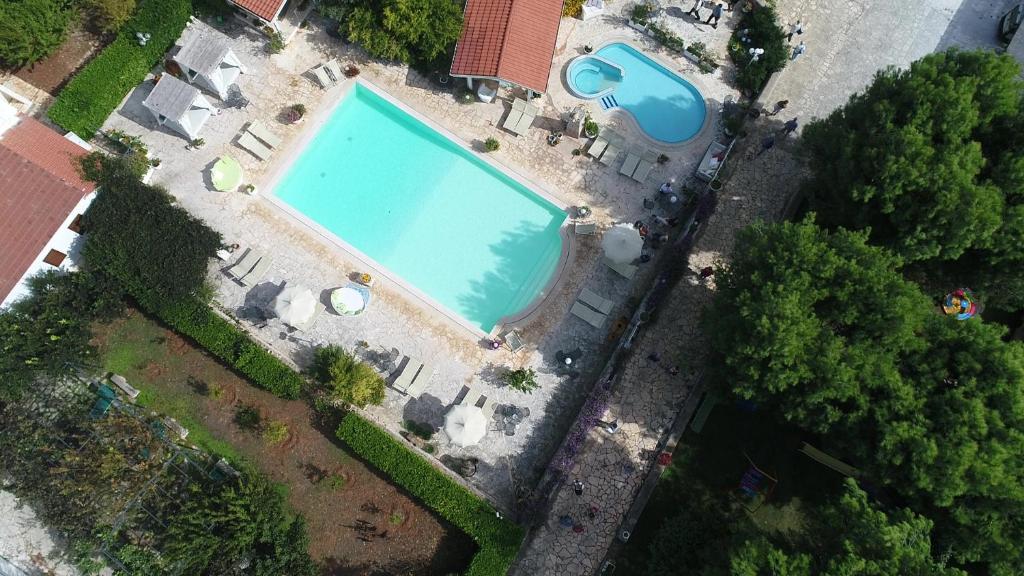 an overhead view of an empty swimming pool at Bed & Breakfast da Fabio e Paola in Ostuni