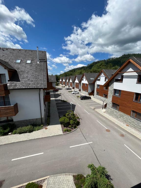 eine Reihe von Häusern in Folge auf einer Straße in der Unterkunft Ski eden in Mýto pod Ďumbierom