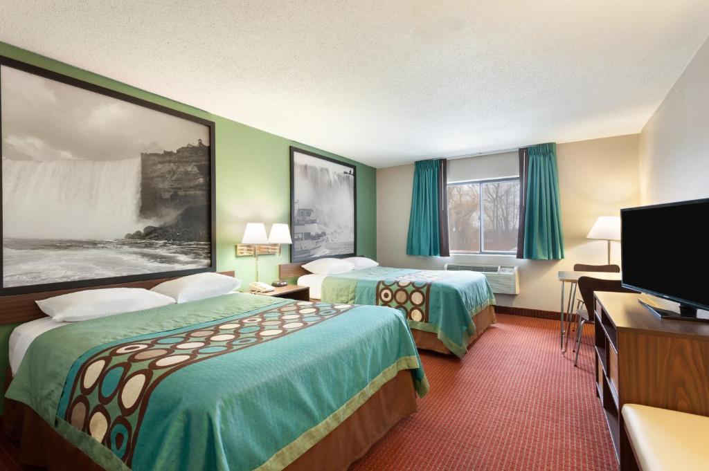 Postel nebo postele na pokoji v ubytování Super 8 by Wyndham Niagara Falls