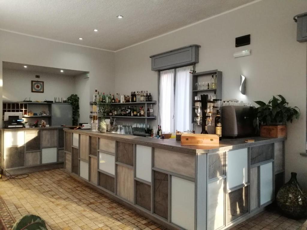 een grote keuken met een groot aanrecht in een kamer bij Villa Nasti Hotel Ristorante in Canzo
