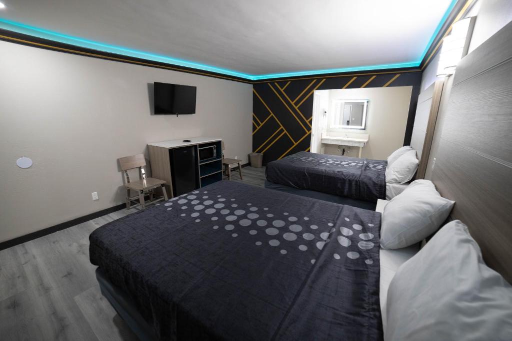 Un pat sau paturi într-o cameră la Artesia Motor Inn