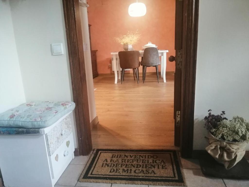 a hallway with a dining room with a table at Apartamento con jardín privado y acogedor Puig Falcó 2 in Pla de l'Ermita