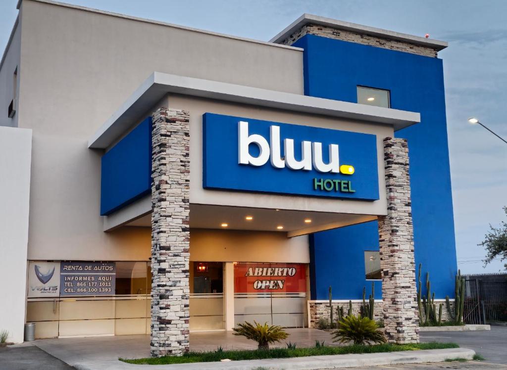 een blauw gebouw met een bilu hotelbord erop bij Bluu Hotel Aeropuerto Monclova-Frontera in Monclova