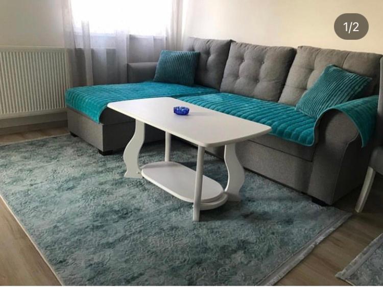 un soggiorno con divano e tavolo di Stan_na_dan Modriča a Modriča