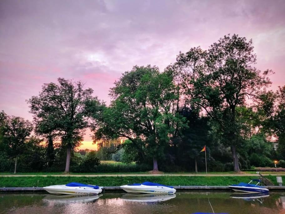 een groep boten in het water bij zonsondergang bij 100% Vacation feeling by the Waterside: Pian'Eau in Gent