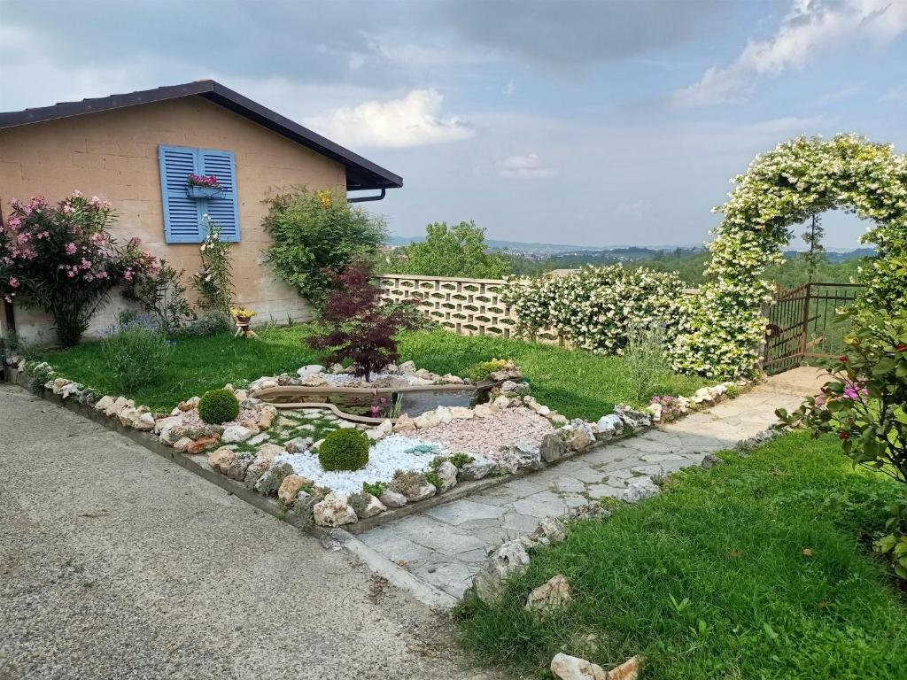 a garden with a pond in front of a house at Vista Super in Camerano Casasco