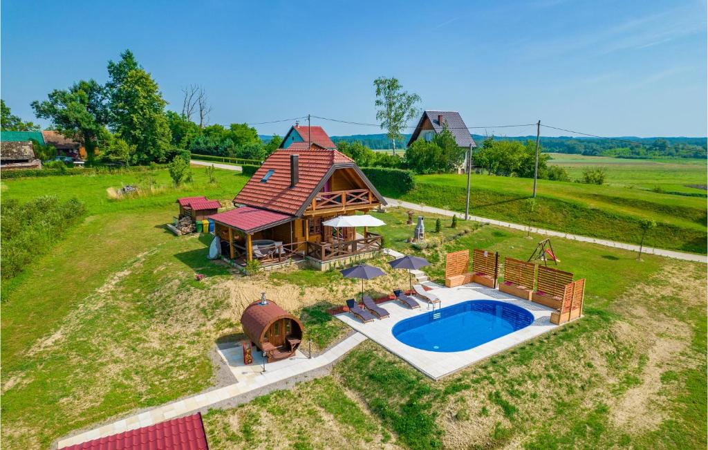 uma vista superior de uma casa com piscina em Nice Home In Lipje With House A Panoramic View em Lipje