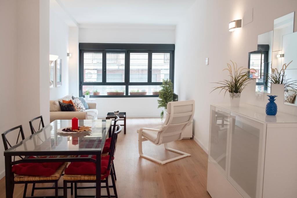 a kitchen and living room with a table and chairs at Hogar moderno cerca de Casco Antiguo de Valencia in Valencia