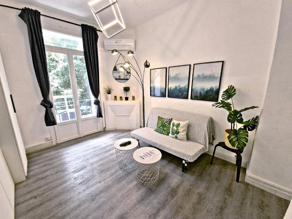 un salon avec un canapé et une table dans l'établissement GregBnb - T2 35m2 - CLIM - PARKING INCLUS - Balcon - Appartement No2, à Toulon