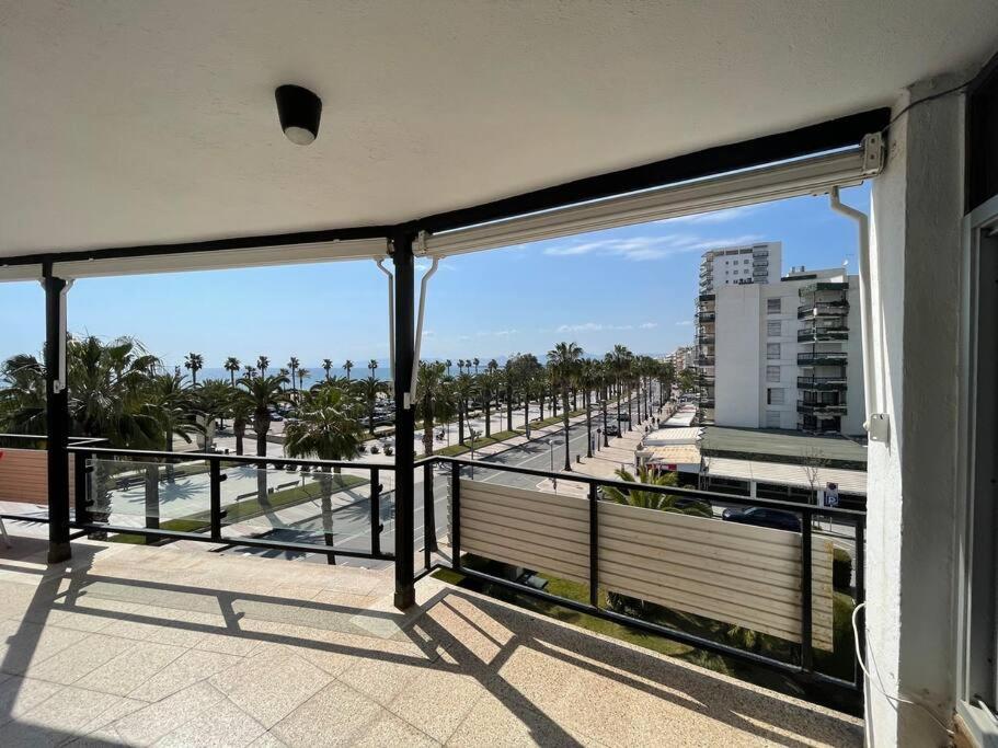 balcone di un edificio con vista su una strada di Apartamento en primera línea de mar de Salou a Salou
