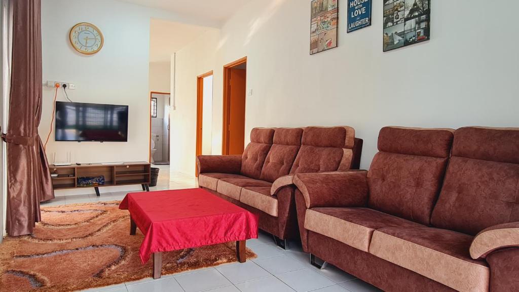 uma sala de estar com dois sofás e uma televisão em Anjung KLIA House 72 With Neflix & Airport Shuttle em Banting
