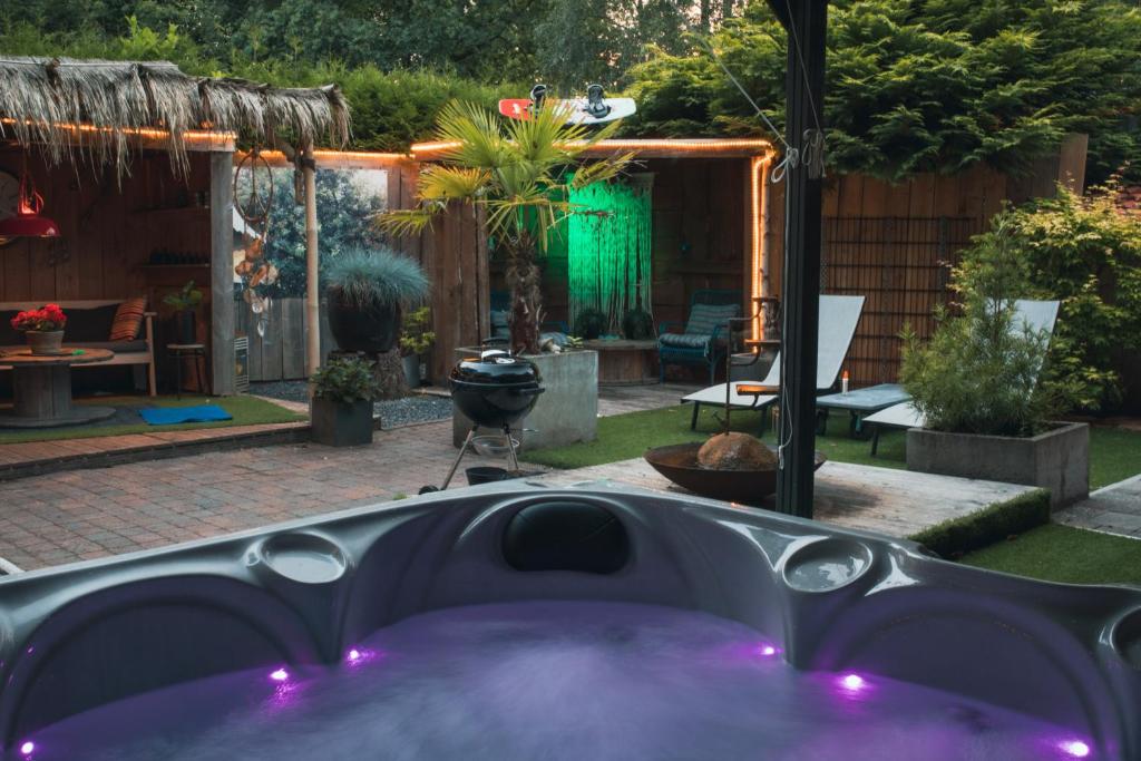 Zahrada ubytování Drents Genieten - Ericaheide met privé sauna en jacuzzi