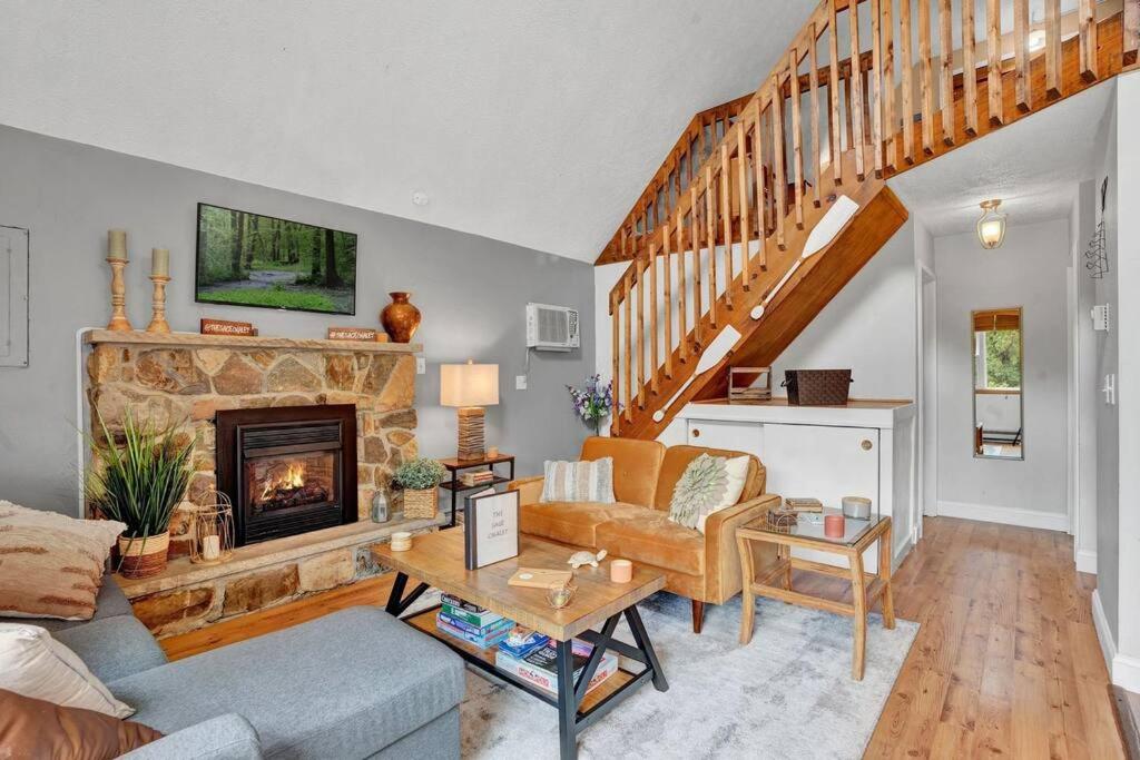 Predel za sedenje v nastanitvi The Sage Chalet in Emerald Lakes, Poconos!