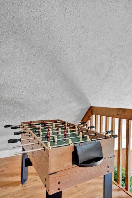 Miza za biljard v nastanitvi The Sage Chalet in Emerald Lakes, Poconos!