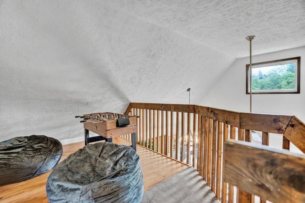 Predel za sedenje v nastanitvi The Sage Chalet in Emerald Lakes, Poconos!