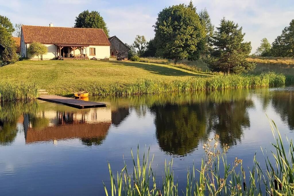 una casa sulla riva di un lago di Siedlisko na skraju puszczy Rominckiej a Dubeninki