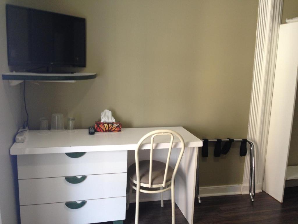 
Standard Room with Double Bed and Private Bathroom
