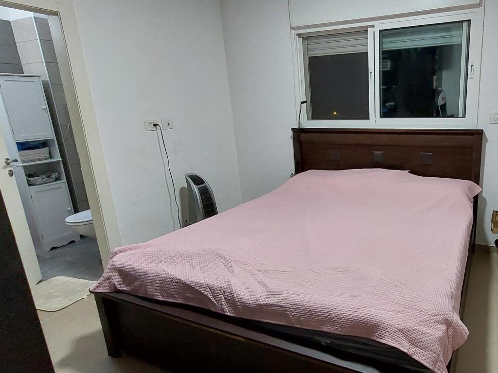 Cama o camas de una habitación en דירה מרווחת ומותאמת למשפחות בנהריה