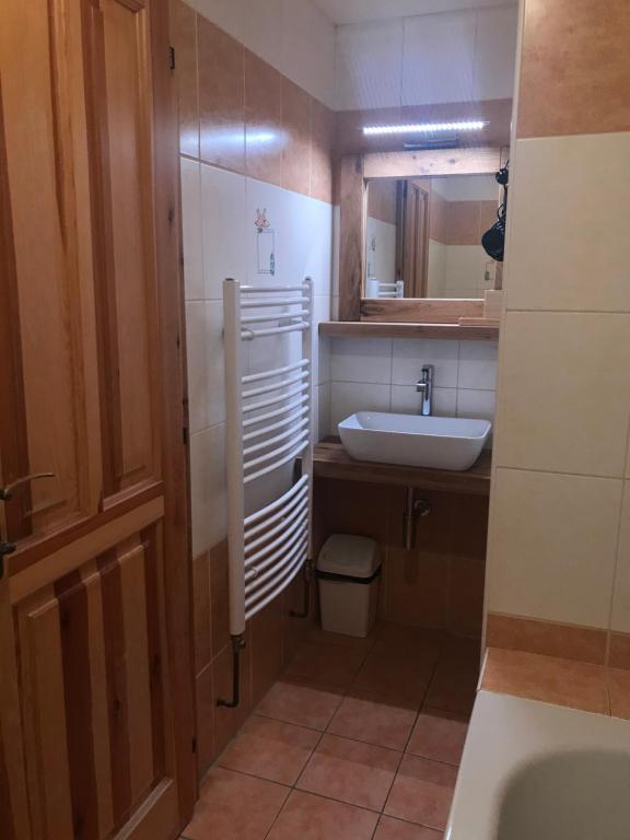 mała łazienka z umywalką i toaletą w obiekcie Pension Sima w mieście Harrachov