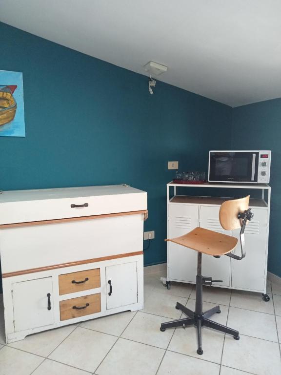 Camera con scrivania, sedia e forno a microonde. di il rifugio di d'annunzio a Montesilvano