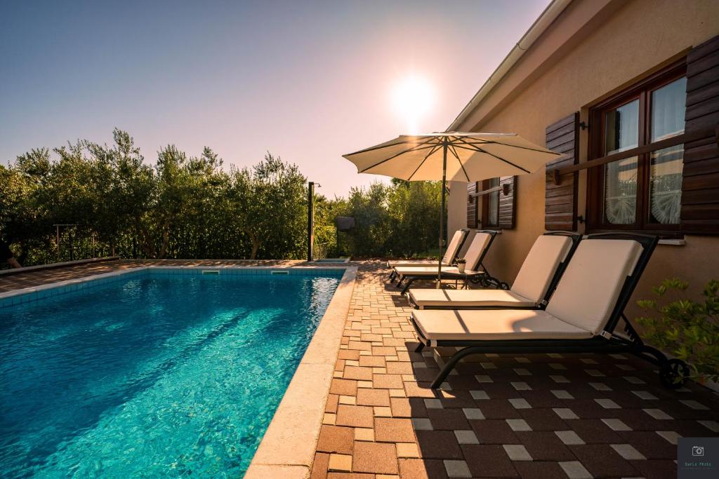 Swimmingpoolen hos eller tæt på Apartman Nino