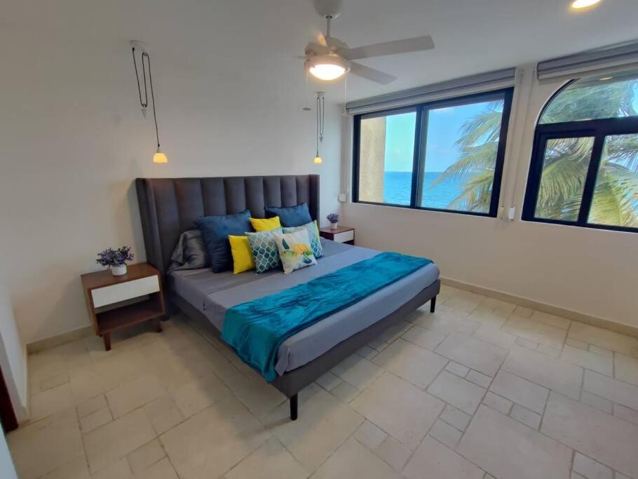 1 dormitorio con cama y ventana grande en Puerta al mar, en Cancún