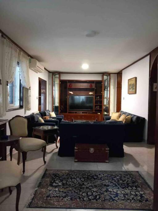 TV a/nebo společenská místnost v ubytování Charming Apartment in Shmeisani