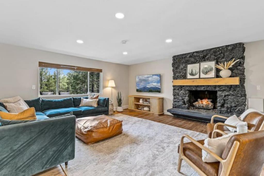 sala de estar con sofá y chimenea en Chic Design, Hottub, MtnView, Quiet cul-de-sac, en Flagstaff