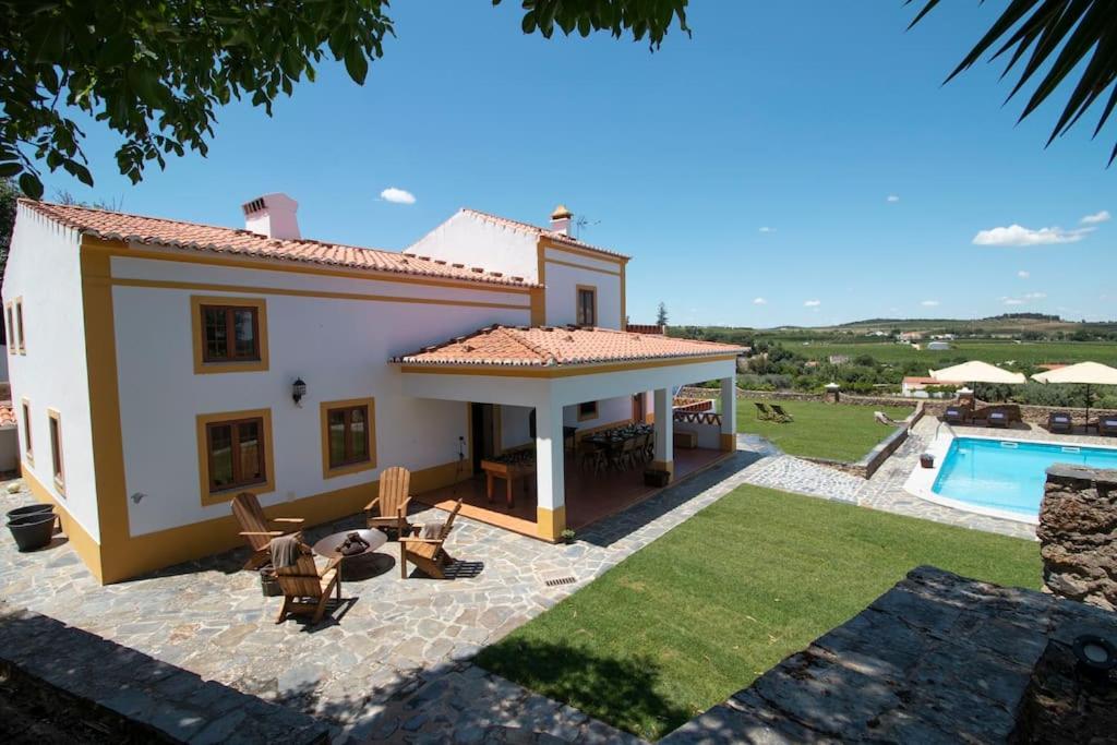 una imagen de una villa con piscina en Horta dos Caracóis en Borba