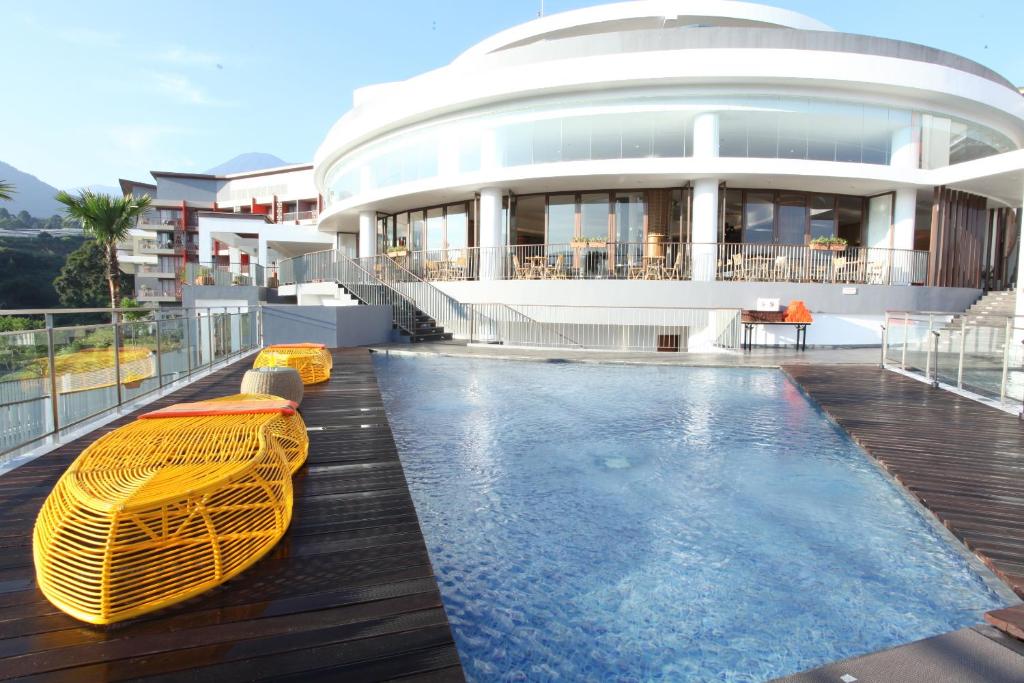 Bazén v ubytování Pesona Alam Resort & Spa nebo v jeho okolí