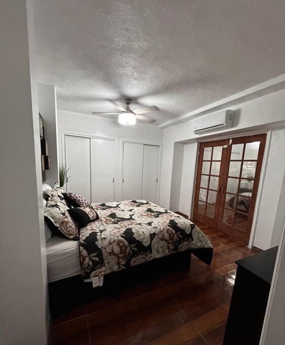 a bedroom with a bed and a ceiling fan at Departamento totalmente equipado in Ciudad Juárez