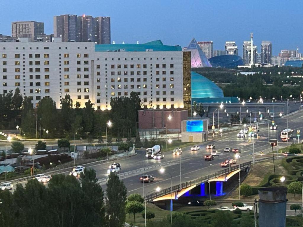 une ville avec circulation sur une autoroute devant un bâtiment dans l'établissement 1-комнатная квартира рядом с ТЦ Абу-Даби Плаза ЖК "КРАУН ПЛАЗА", à Astana