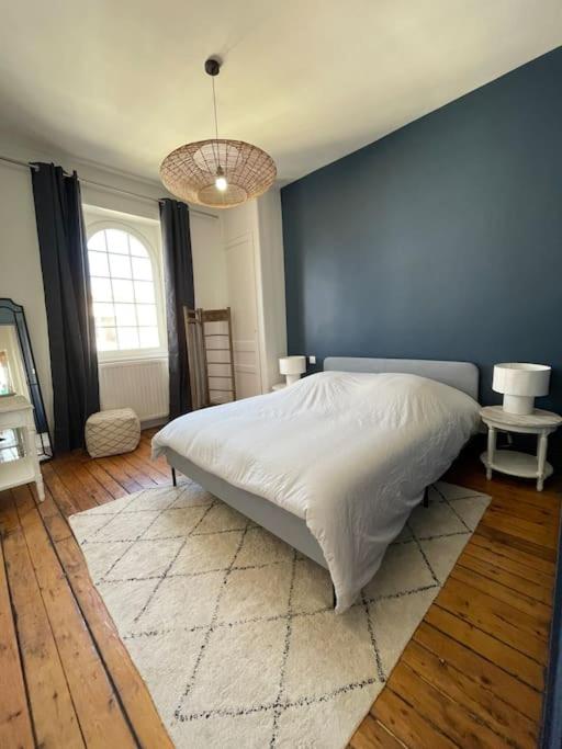 - une chambre avec un lit blanc et un mur bleu dans l'établissement Belle maison berckoise rénovée - LM la plage, à Berck-sur-Mer