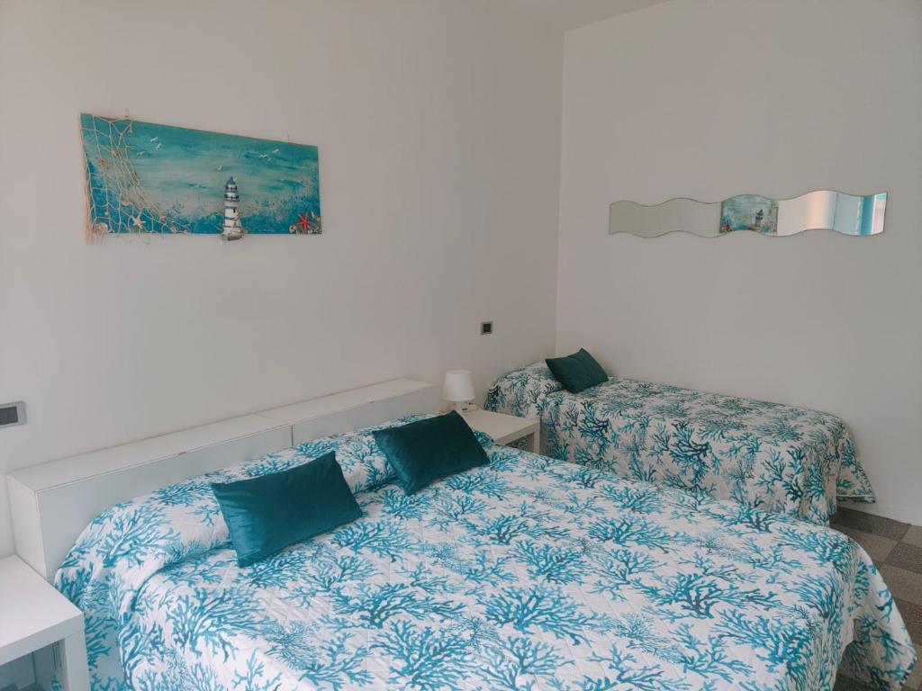 Habitación con cama, sofá y pintura en Casa Mario, en Loano