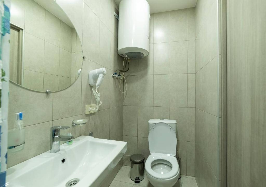 Koupelna v ubytování Patriott Hotel