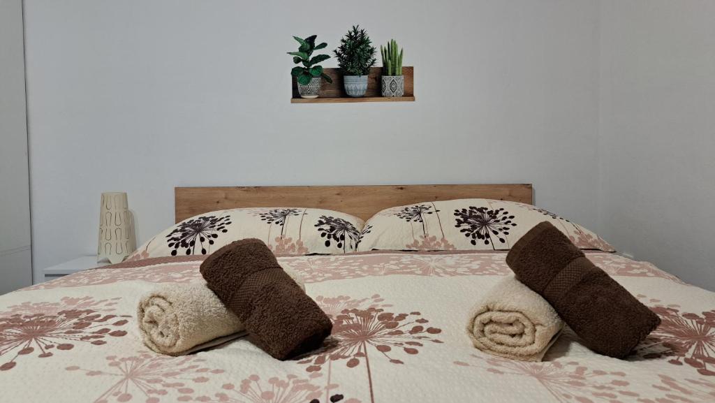 מיטה או מיטות בחדר ב-BYT POD ZÁMKEM