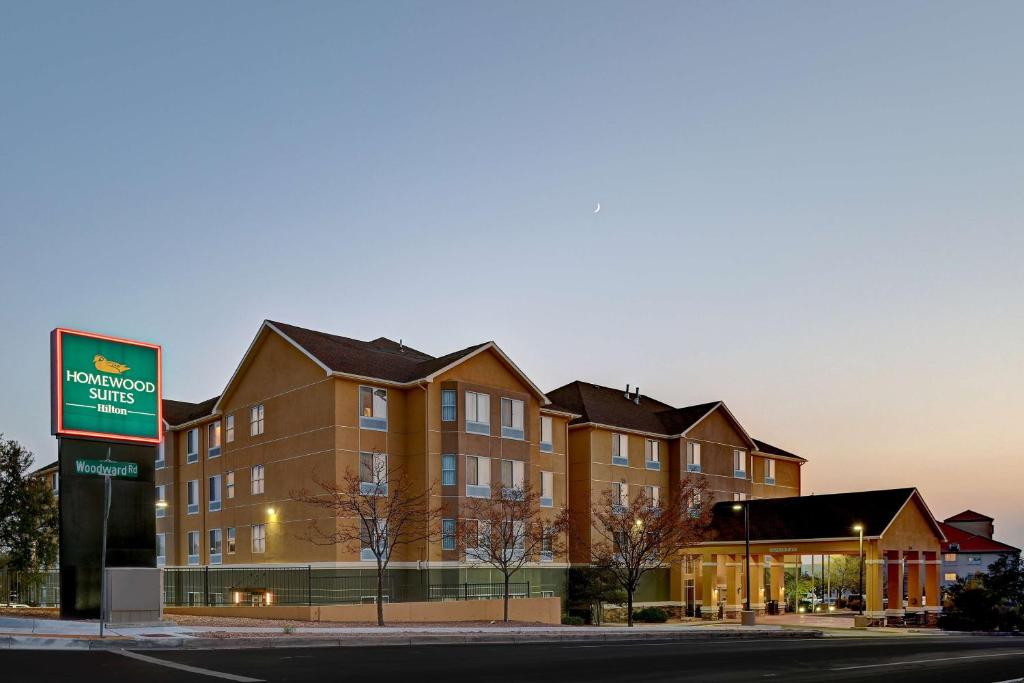 アルバカーキにあるHomewood Suites by Hilton Albuquerque Airportの看板が目の前にある建物