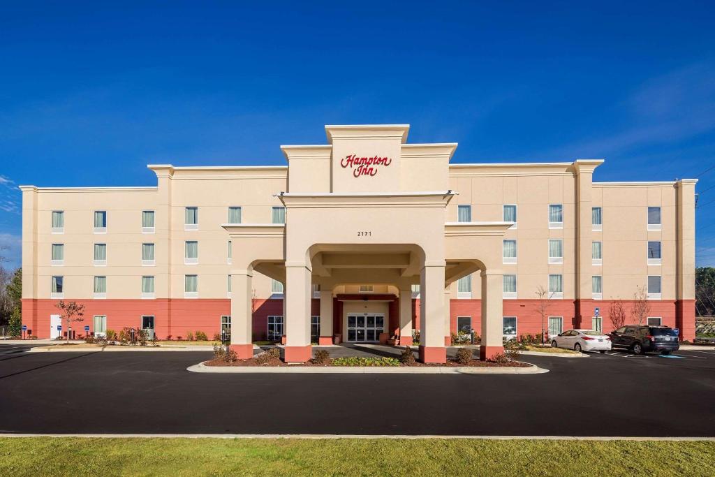 奥古斯塔Hampton Inn Augusta Fort Eisenhower的一座大型的白色建筑,与酒店同在