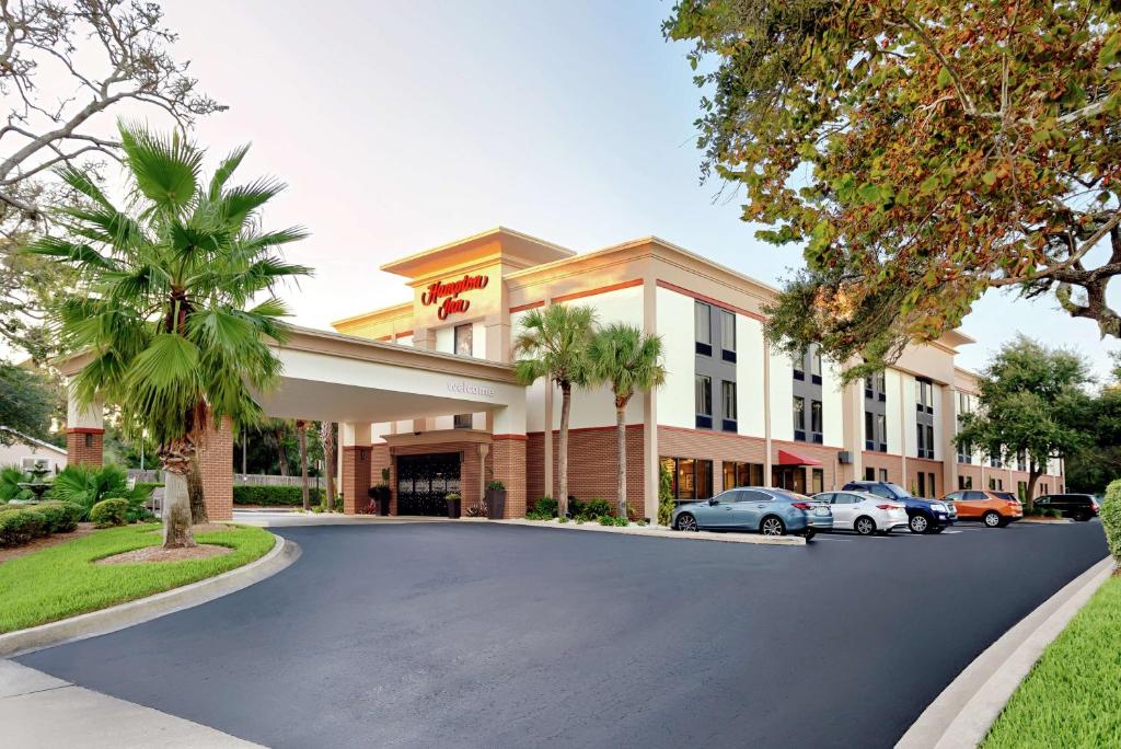 a hotel with cars parked in front of it at Hampton Inn Amelia Island in Fernandina Beach