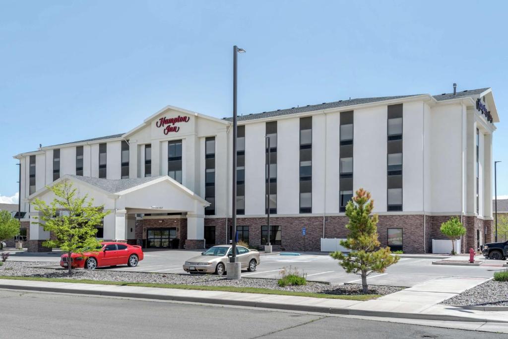 un hotel con coches estacionados en un estacionamiento en Hampton Inn Alamosa en Alamosa