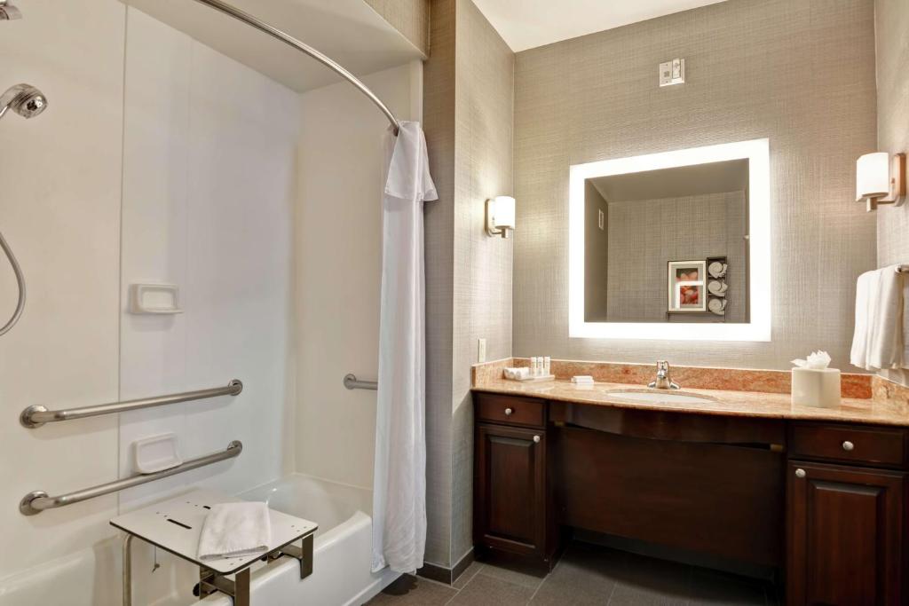 Koupelna v ubytování Homewood Suites by Hilton Amarillo