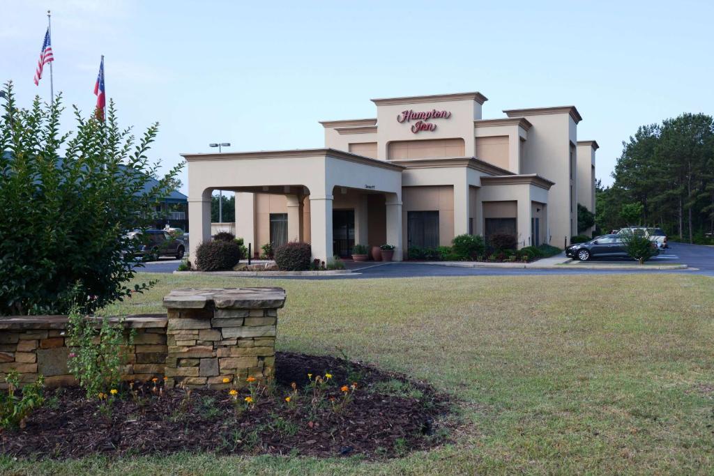 un edificio con un coche aparcado delante de él en Hampton Inn Americus en Americus