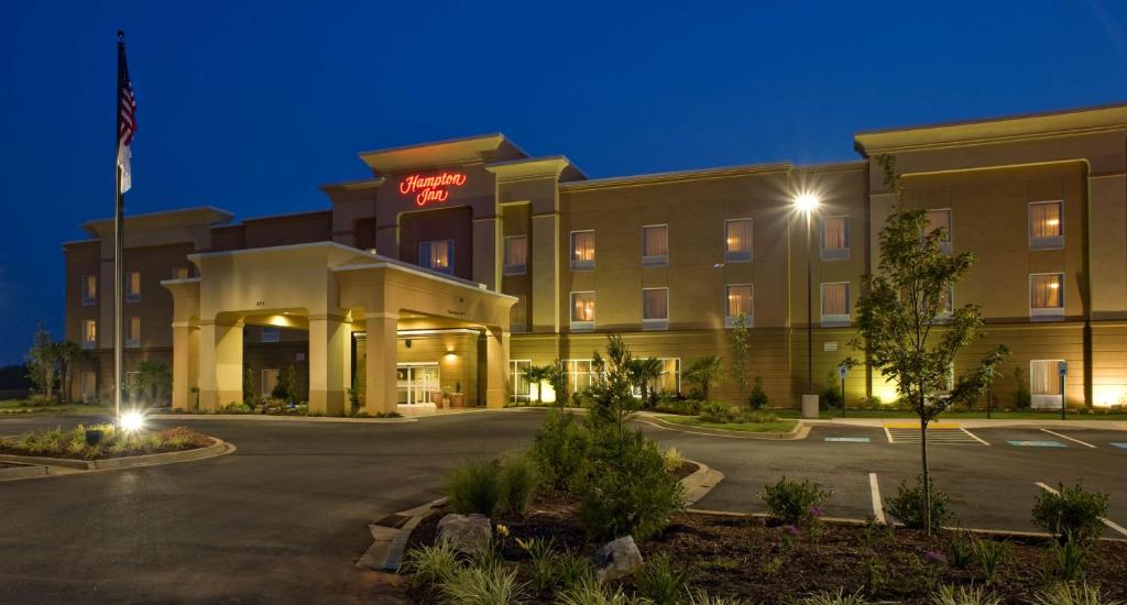 una representación de un hotel por la noche en Hampton Inn Anderson/Alliance Business Park en Anderson